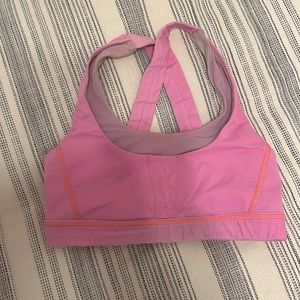 Sports bra with pockets